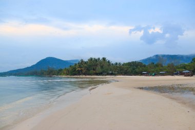 Duong Dong şehri, Phu Quoc, Vietnam - Aralık 2018: Palmiye ağaçlı beyaz kumsal.