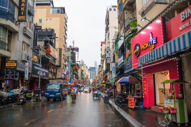 Ho Chi Minh şehri, Vietnam - Aralık 2018: İnşaat alanı yakınlarındaki trafik insanlarla, motosikletlerle, gökdelenlerle, otobüslerle