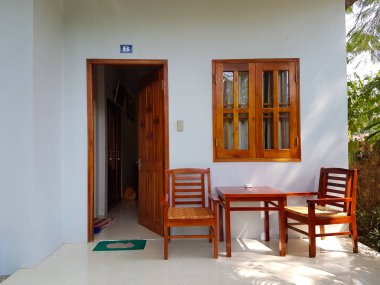 ahşap masa ve sandalye ile iç