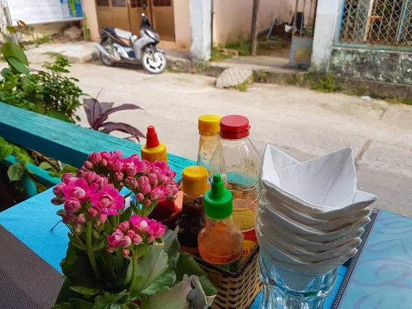Sıcak Vietnam Kafe 'sinde çiçekler ve soslar