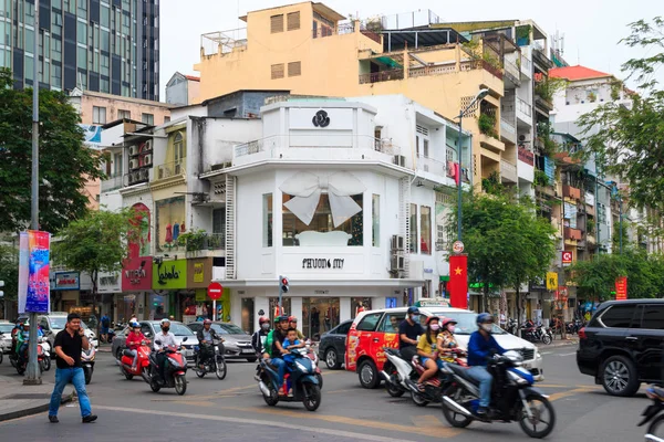 Ho Chi Minh şehri, Vietnam - Aralık 2018: trafik, motosiklet ve arabalarla kavşağında büyük yaylı beyaz dükkan.