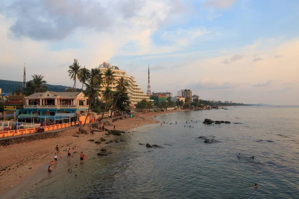 Duong Dong şehri, Phu Quoc, Vietnam - Aralık 2018 akşamı otel ve insanlarla plajda