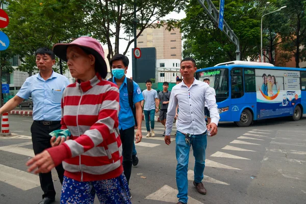 Ho Chi Minh şehri, Vietnam - Aralık 2018: insanlar şehirde karşıdan karşıya geçiyor.