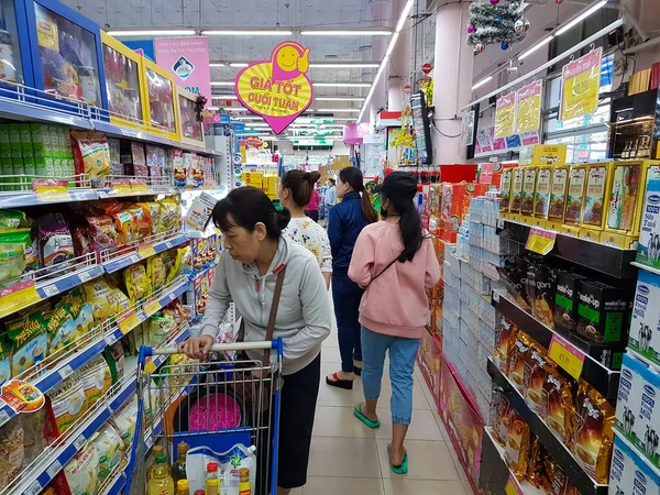 Ho Chi Minh şehri, Vietnam - Aralık 2018: şehirdeki süpermarkette alıcılar.