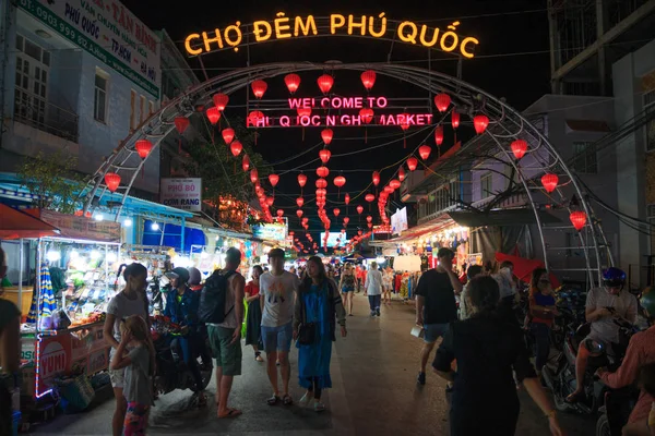 Duong Dong şehri, Phu Quoc, Vietnam - Aralık 2018: insanlar gece pazarında sokakta yürüyorlar.
