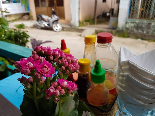 Sıcak Vietnam Kafe 'sinde çiçekler ve soslar