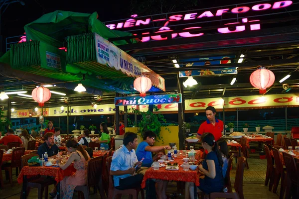 Duong Dong Şehri, Phu Quoc, Vietnam - Aralık 2018: Fenerli ve insan yiyen gece marketi.
