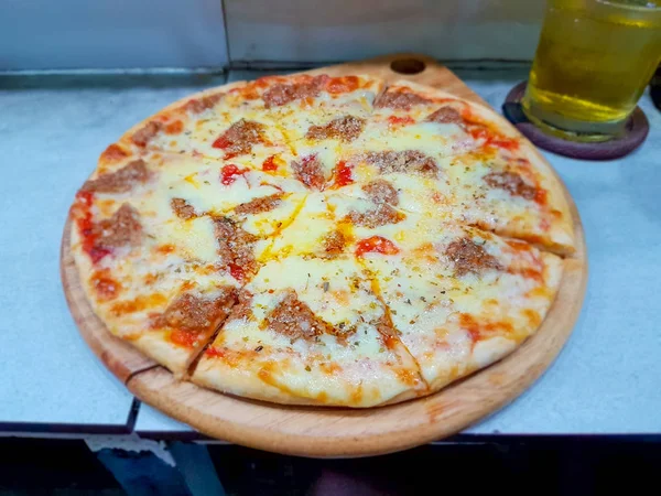 Tabakta lezzetli biberli pizza.