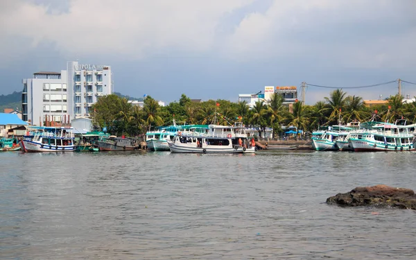 Duong Dong Phu Quoc Wietnam Grudzień 2018 Mały Port Budynkami — Zdjęcie stockowe