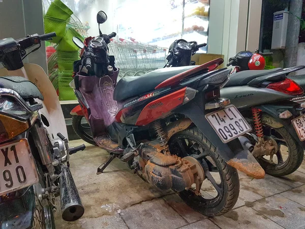 Duong Dong Şehri, Phu Quoc, Vietnam - Aralık 2018: Dükkanın yanındaki otoparkta kirli motosiklet