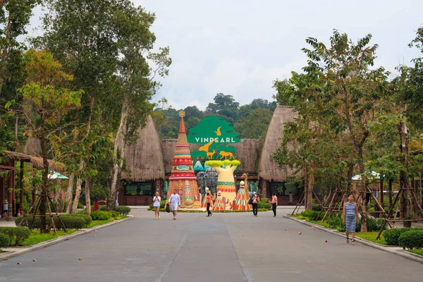 Vininci safari parkı, Phu Quoc, Vietnam - Aralık 2018: İnsanların ve binaların bulunduğu renkli bir park.