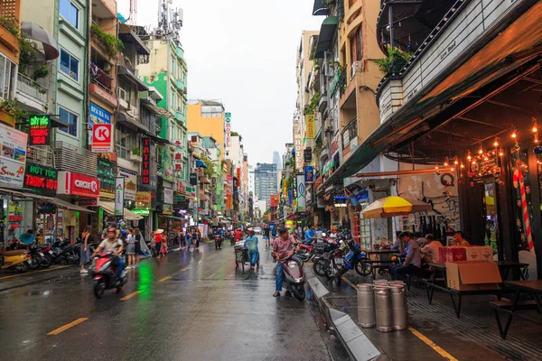 Ho Chi Minh şehri, Vietnam - Aralık 2018: İnşaat alanı yakınlarındaki trafik insanlarla, motosikletlerle, gökdelenlerle, otobüslerle