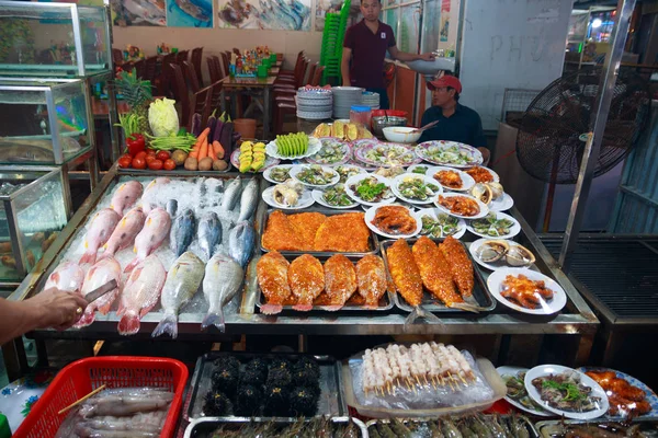 Duong Dong Şehri, Phu Quoc, Vietnam - Aralık 2018: Fenerli ve insan yiyen gece marketi.