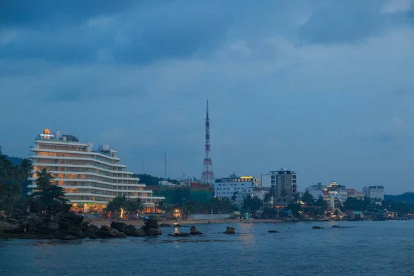 Duong Dong şehri, Phu Quoc, Vietnam - Aralık 2018 akşamı otel ve insanlarla plajda