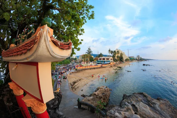 Duong Dong Şehri, Phu Quoc, Vietnam - Aralık 2018: Vietnamese pagoda kayalık körfezi yakınlarında.