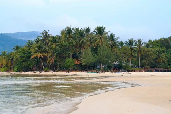Duong Dong şehri, Phu Quoc, Vietnam - Aralık 2018: Palmiye ağaçlı beyaz kumsal.