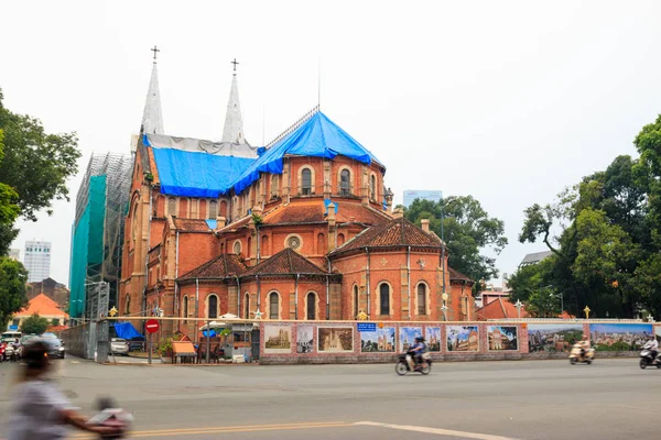 Ho Chi Minh şehri, Vietnam - Aralık 2018: Notre Dame de Saigon Katolik Katedrali kare ve trafik ile bulutlu bir günde.