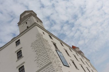 Bratislava, Slovakya - Nisan 2011: Bulutlu gökyüzü, kule ve Bratislava Kalesi 'nin yüksek duvarları.