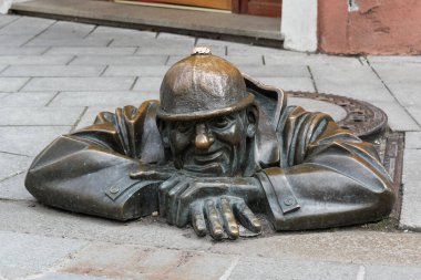 Bratislava, Slovakya - Nisan 2011: Panska Caddesi 'ndeki İş Heykeli' ndeki Adam.