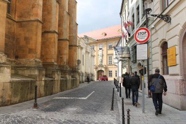 Bratislava, Slovakya - Nisan 2011: Frantiskanska caddesi Annunciation Kilisesi yakınında.