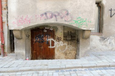 Bratislava, Slovakya - Nisan 2011: Kapitulska caddesinde eski ahşap giriş kapıları.