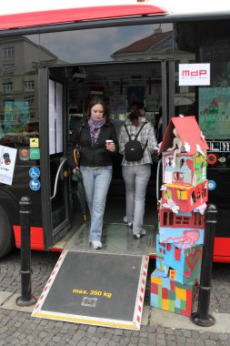 Bratislava, Slovakya - Nisan 2011: İçinde renkli çocuk resimleri olan insanlar.