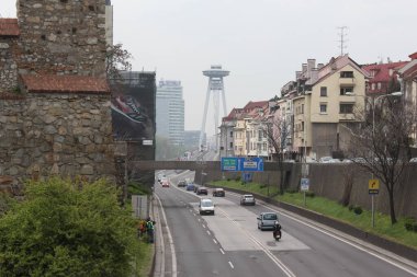 Bratislava, Slovakya - Nisan 2011: Kapucinska breedge 'dan SNP köprüsü ve Staromestska sokak manzarası.