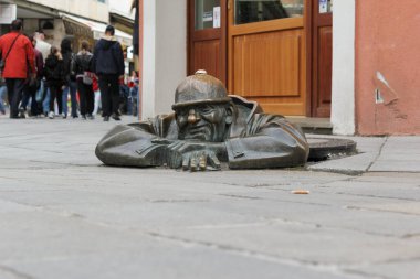 Bratislava, Slovakya - Nisan 2011: Panska Caddesi 'ndeki İş Heykeli' ndeki Adam.