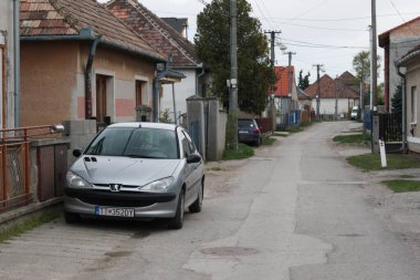 Gri arabalı ve ağaçlı yol
