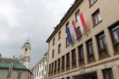 Bratislava, Slovakya - Nisan 2011: METRO Bratislava A. Primatların Meydanı 'ndan bina görüntüsü.