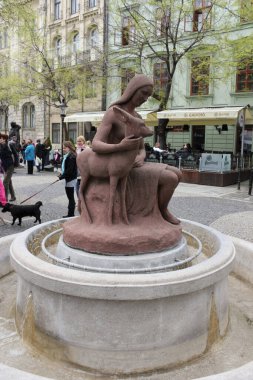Bratislava, Slovakya - Nisan 2011: Hviezdoslav Meydanı 'nda geyik heykeli olan kız.