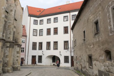 Bratislava, Slovakya - Nisan 2011: Kemerli eski beyaz bina ve Farska Caddesi manzaralı insanlar.