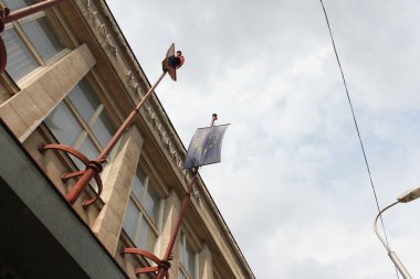 Bratislava, Slovakya - Nisan 2011: Sturova Caddesi 'ndeki Slovakya Cumhuriyeti Başsavcılığında bayraklar.