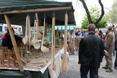 Bratislava, Slovakya - Nisan 2011: Hviezdoslav Meydanı 'nda el sanatları fuarında tahta kaşıklar.