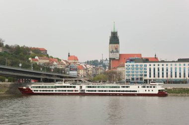 Bratislava, Slovakya - Nisan 2011: SNP köprüsü, St. Martin Katedrali ve Tuna Nehri 'nin karşı kıyısından gemi manzarası.