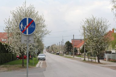 Sokakta tabelaları olan boş bir yol