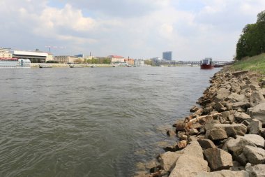 Bratislava, Slovakya - Nisan 2011: SNP köprüsü yakınlarındaki kıyıdan Tuna Nehri ve şehir merkezi manzaralı gemiler.