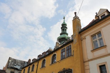 Bratislava, Slovakya - Nisan 2011: Michalska caddesindeki eski sarı bina ve Michael 's Gate kulesi.
