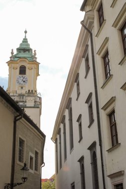 Bratislava, Slovakya - Nisan 2011: Dar Kostolna Caddesi ve Pawera Kulesi 'ndeki binalar.