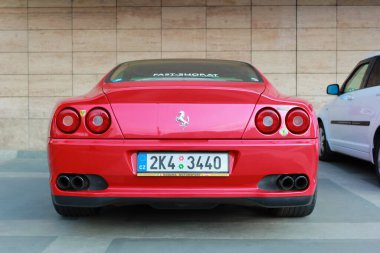 Bratislava, Slovakya - Nisan 2011: park yerinde kırmızı ferrari 550 spor araba.