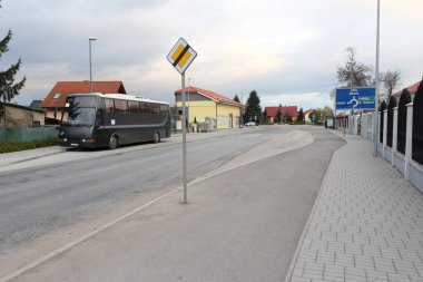Otobüs ve yol işaretli boş cadde