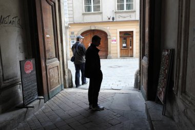 Bratislava, Slovakya - Nisan 2011: Kemer tarafından insan silueti ile Panska caddesinin bir kısmına bakın.