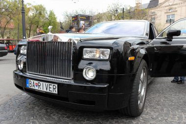 Bratislava, Slovakya - Nisan 2011: Siyah Rolls-Royce Fantom 'un ön viwe' si.