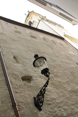 Bratislava, Slovakya - Nisan 2011: Dar Kostolna Caddesi 'ndeki eski fener ve Pawera Kulesi.