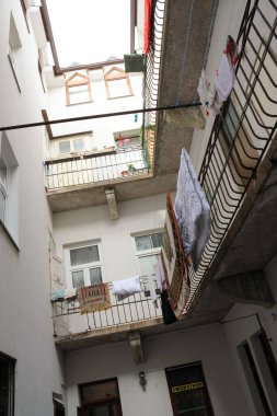 Bratislava, Slovakya - Nisan 2011: Klariska caddesinde uzun balkonlu iç avlu.