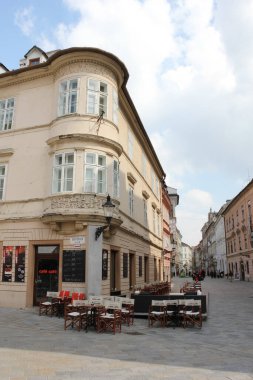 Bratislava, Slovakya - Nisan 2011: Panska Caddesi 'ndeki Jimmy Restoranı ve Bar manzarasının köşesi.