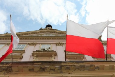 Bratislava, Slovakya - Nisan 2011: Primatial Palace ve gökyüzünde bayraklar.
