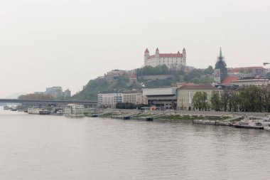 Bratislava, Slovakya - Nisan 2011: Bratislava kalesi ve Eski Köprü 'den Tuna nehri manzarası.