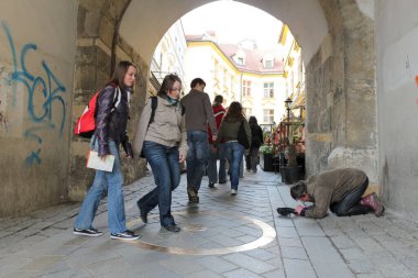 Bratislava, Slovakya - Nisan 2011: Michalska Caddesi 'ndeki Michael Kapısı yakınlarındaki Slovakya anıtı yakınlarında kadın turist ve serseri.