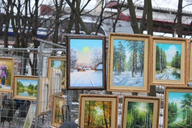 Sokaklarda farklı renklerde tablolar var.